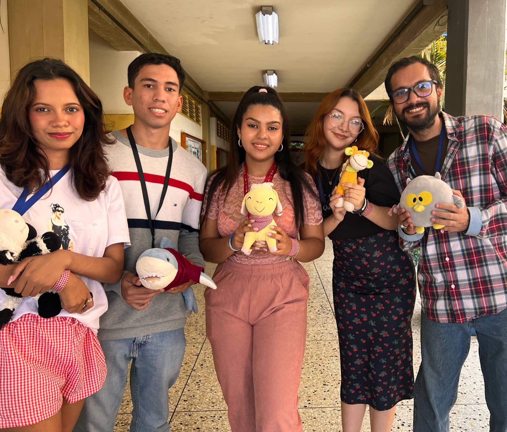 El equipo de AIESEC in Barquisimeto con las mascotas del comité